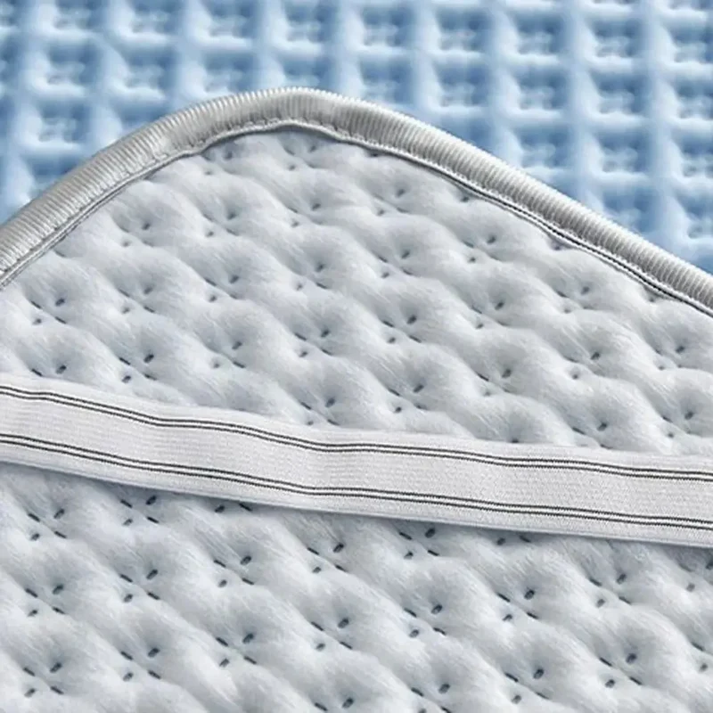 Matelas Rafraîchissant en Soie Glacée – Tapis de Lit Respirant, Lavable et Doux pour la Peau