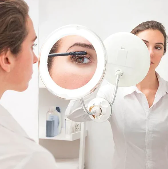 Miroir grossissant avec LED intégrée
