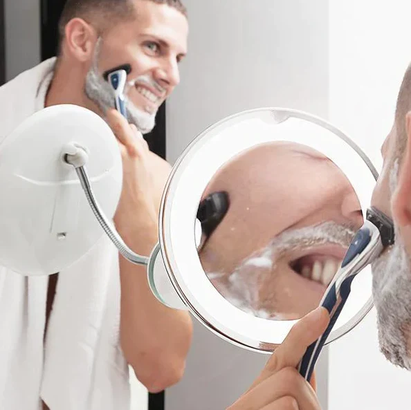 Miroir grossissant avec LED intégrée