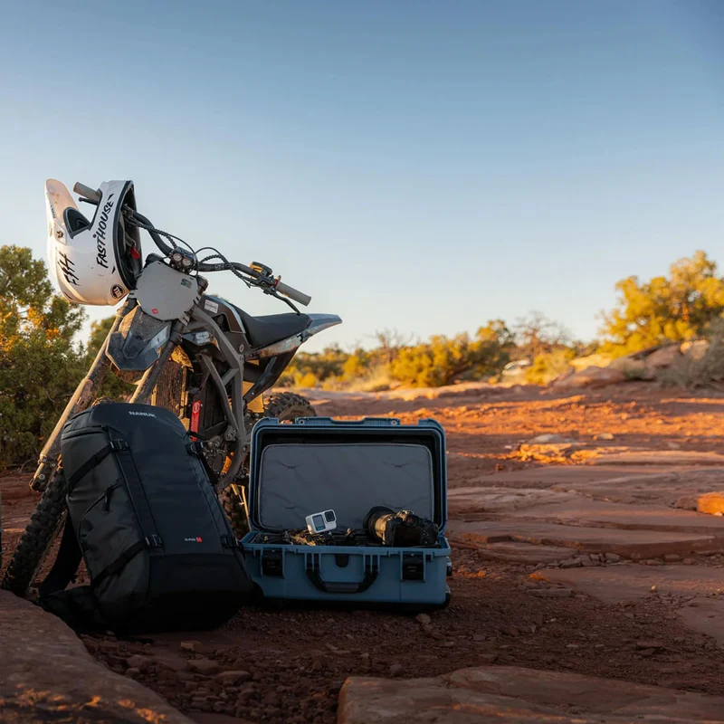 Valise Rigide à roulettes Nanuk 935 avec Séparateurs rembourrés et Organisateur de couvercle (Cyan, Édition Limitée)