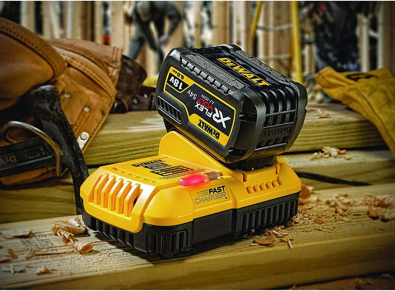 Chargeur rapide XR FLEXVOLT pour batteries sur rail Li-Ion Dewalt DCB118 XR 54V/18V